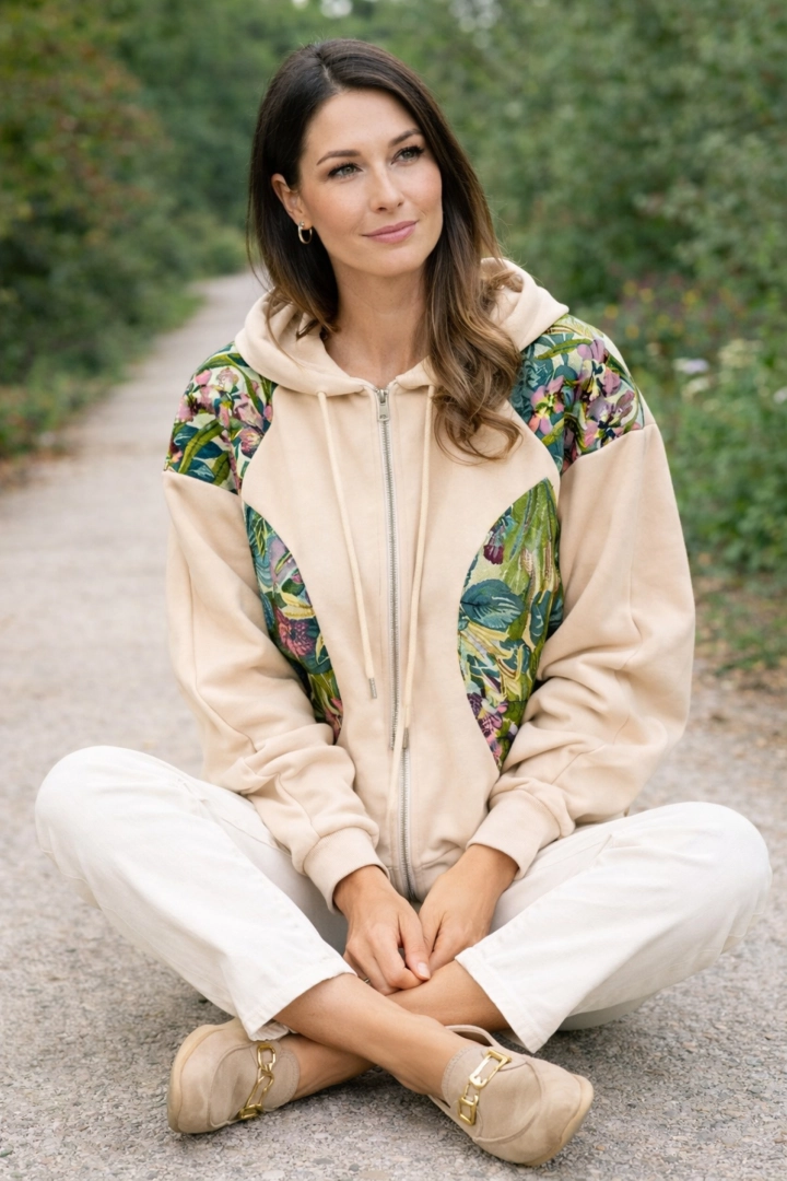 bluza beżowa damska oversize z kapturem zapinana na suwak z kieszeniami i printem roślinnym Ribottoli