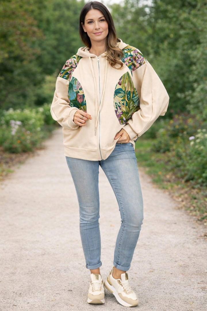 bluza damska beżowa oversize z kapturem na zamek z kieszeniami i kwiatowym printem Ribottoli