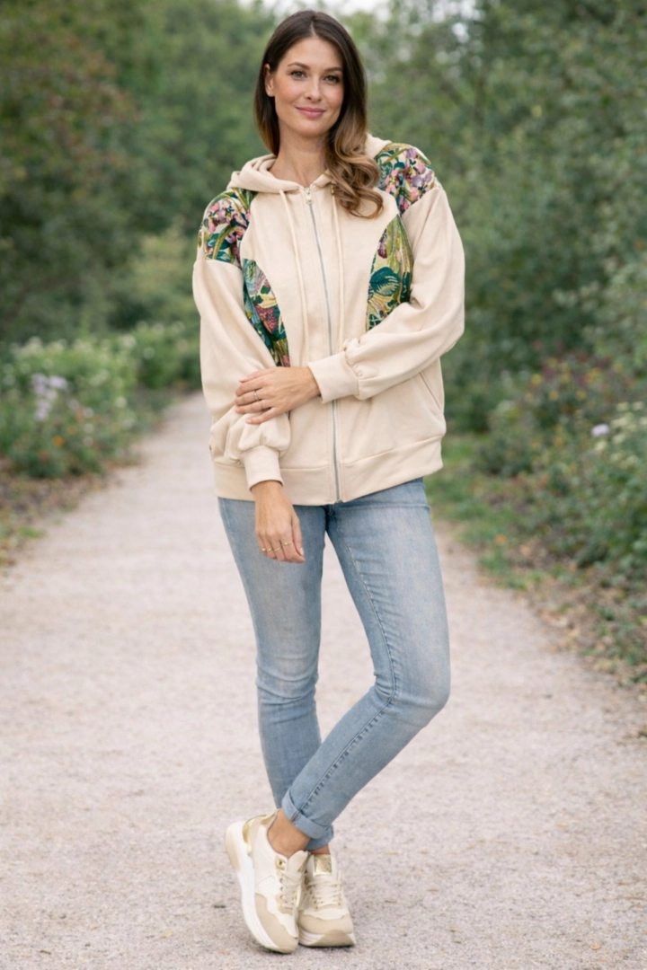beżowa bluza damska oversize z kapturem na suwak z kieszeniami i wzorem kwiatowym Ribottoli