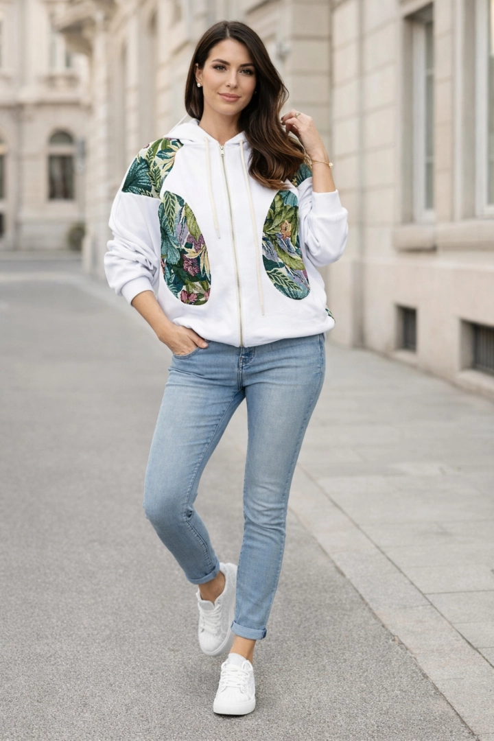 bluza damska biała oversize z kapturem na zamek z kieszeniami i kwiatowym printem Ribottoli