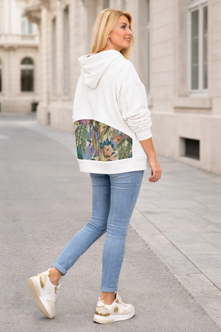 bluza biała damska oversize z kapturem zapinana na suwak z kieszeniami i printem roślinnym Ribottoli