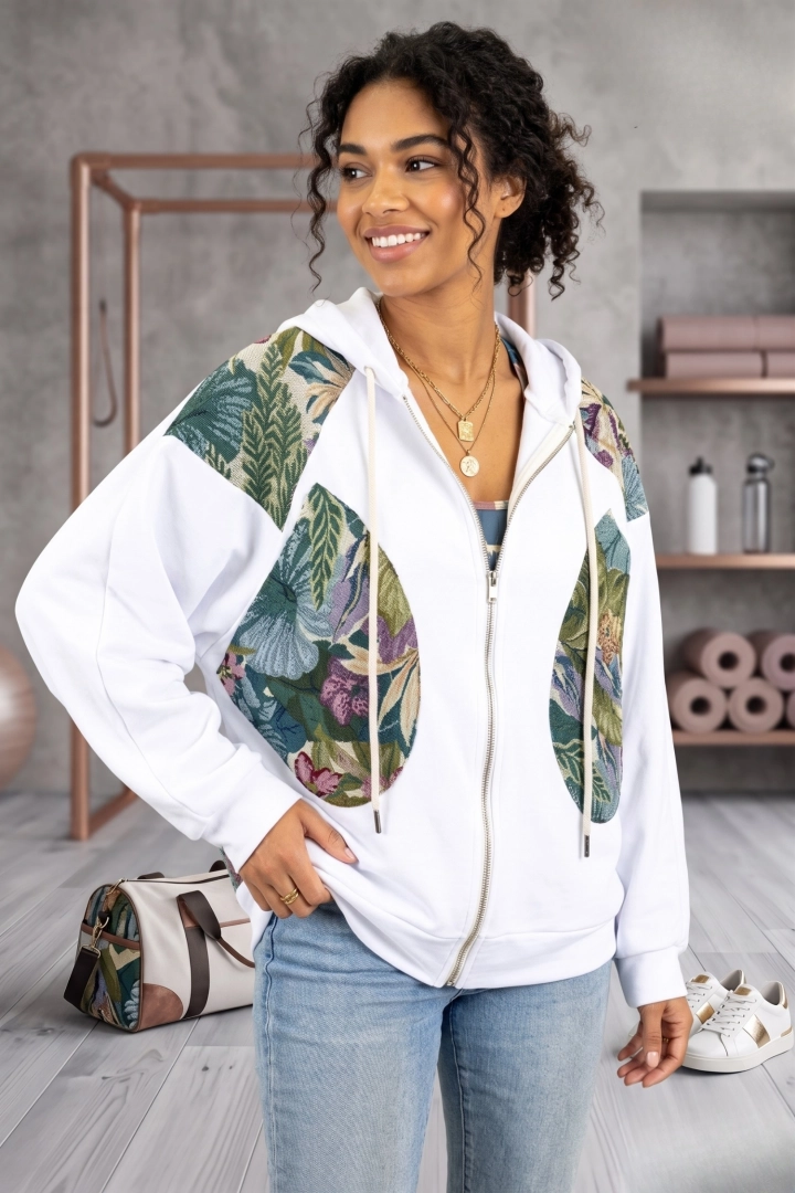 biała bluza damska oversize z kapturem na suwak z kieszeniami i wzorem kwiatowym Ribottoli