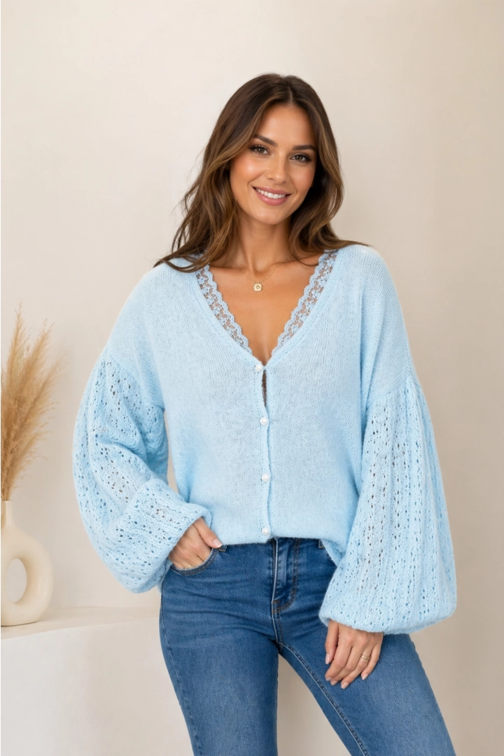 sweter damski błękitny oversize kardigan na guziki z dekoltem V i koronkowym wykończeniem oraz ażurowymi rękawami Montemiletto