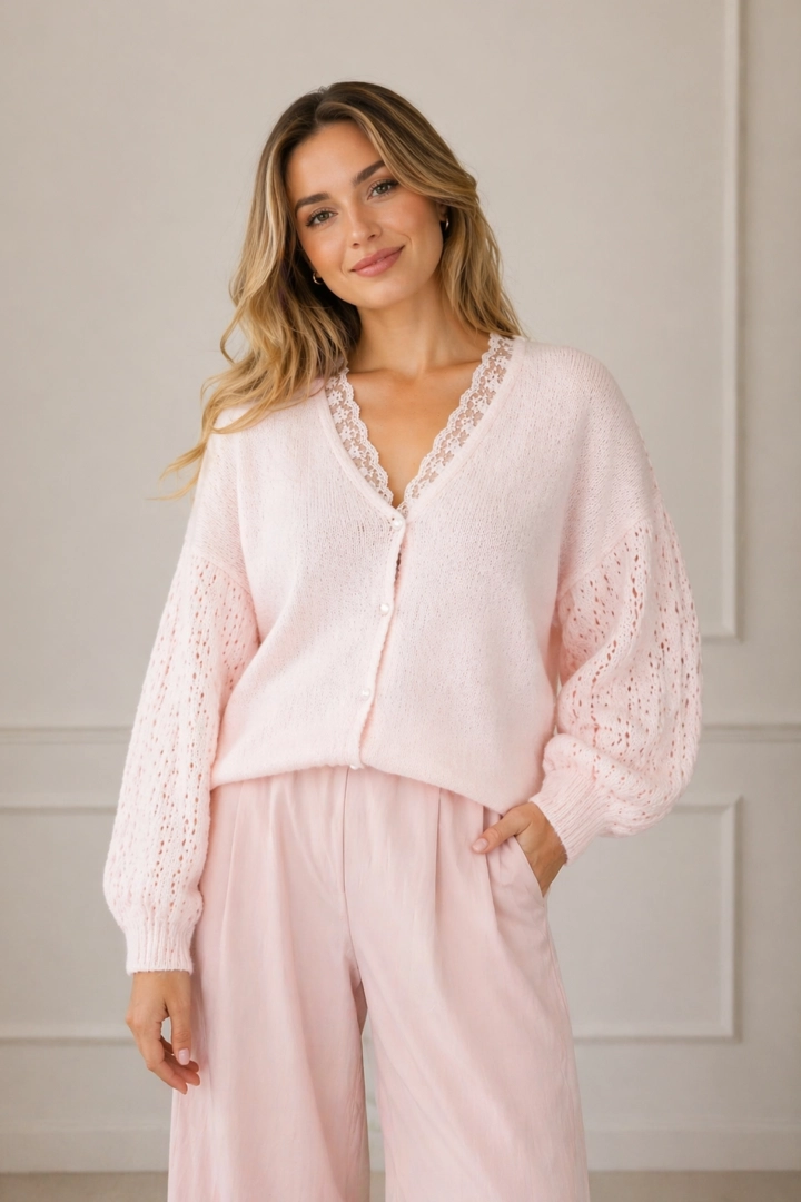 sweter damski pastelowy róż oversize kardigan na guziki z koronką i ażurowym splotem Montemiletto