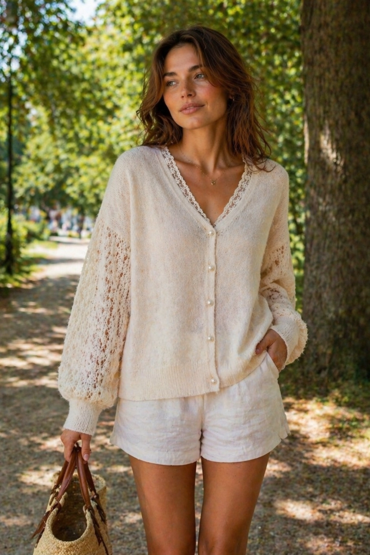 beżowy sweter damski oversize kardigan na guziki z koronkowym wykończeniem i ażurowymi rękawami Montemiletto