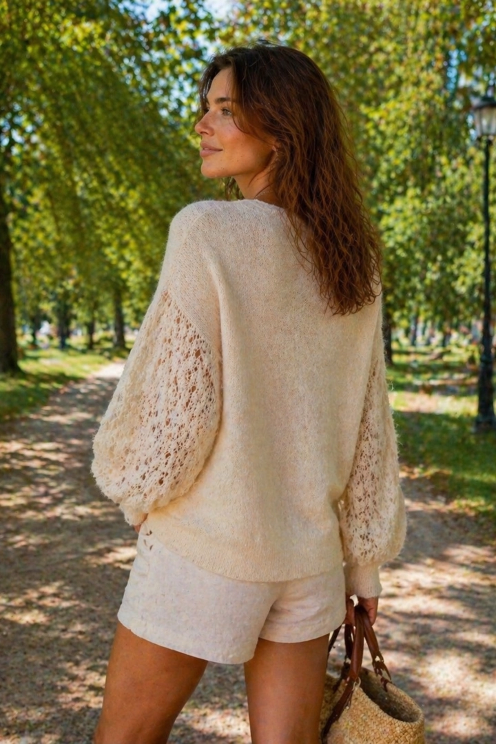 kardigan damski beżowy cappuccino oversize zapinany na guziki z dekoltem V i ażurowymi rękawami Montemiletto