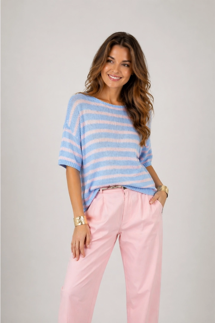 bluzka damska oversize błękitna w paski pudrowy róż z krótkim rękawem styl casual Felette