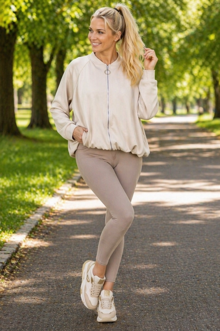 Beżowa bomberka damska na suwak z kieszeniami długi rękaw ściągacz u dołu Roccacasale