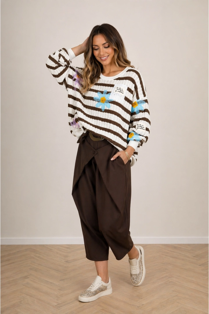Ażurowa bluzka w paski ecru i brąz Brittoli długi rękaw okrągły dekolt naszywane kwiaty kieszonka