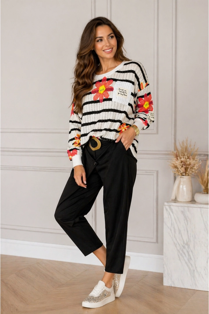 Bluzka damska ażurowa Brittoli ecru czarne paski długi rękaw okrągły dekolt kwiaty kieszonka