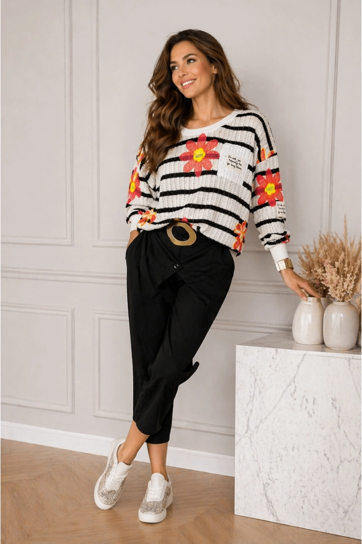 Ażurowa bluzka w paski ecru i czarne Brittoli długi rękaw okrągły dekolt naszywane kwiaty kieszonka