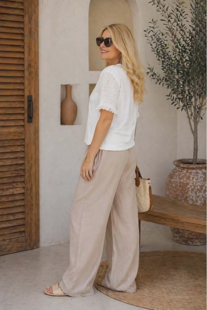 bluzka damska ecru beżowa z krótkim marszczonym rękawem i printem myszki casual Scampata