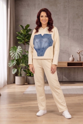 Bluza beżowa z kapturem jeansową naszywką rękawem kimono i ściągaczem Controguerra