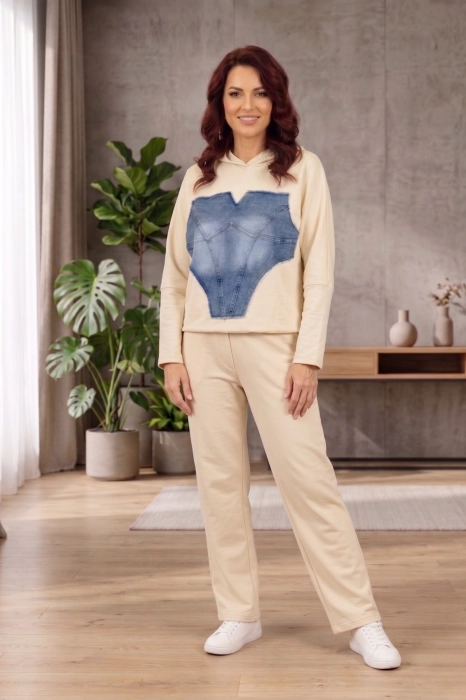 Bluza beżowa z kapturem jeansową naszywką rękawem kimono i ściągaczem Controguerra