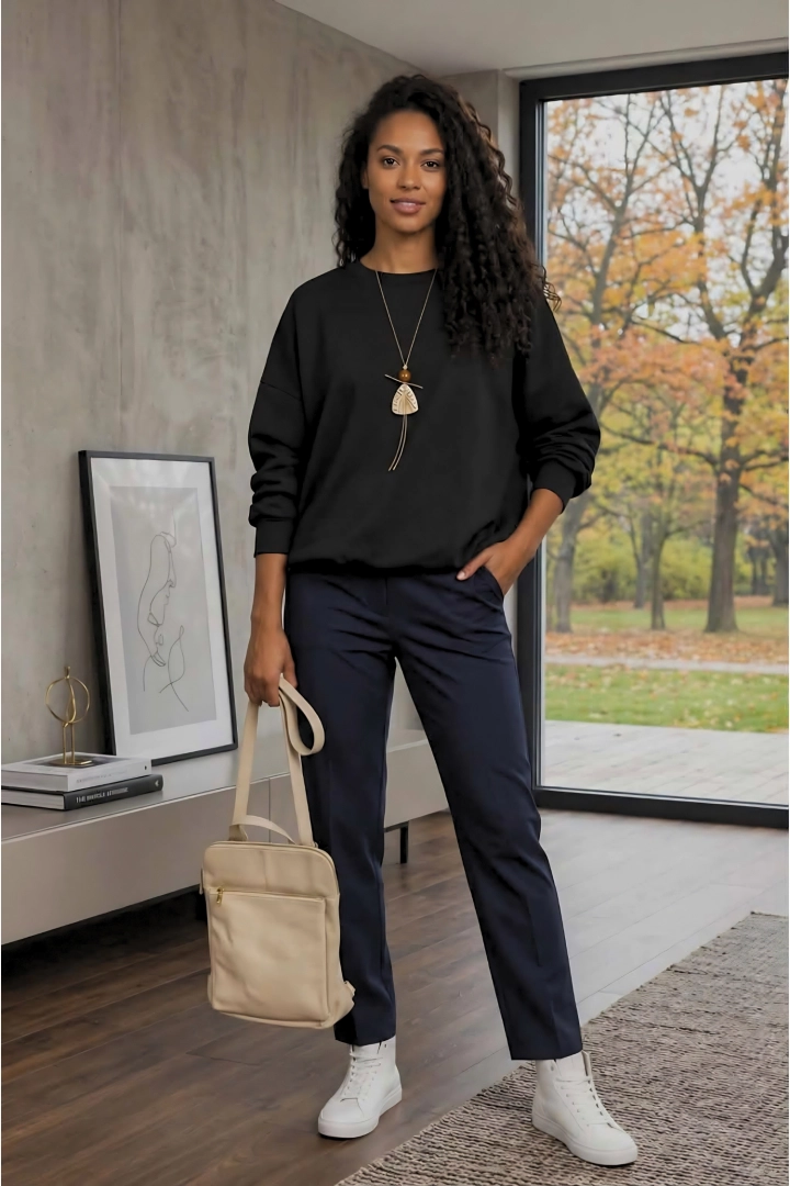 Bluza damska czarna bombka długi rękaw okrągły dekolt obniżona linia ramion Cermignano