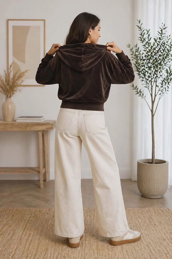 Welurowa bluza damska Arcinazzo brązowa rozsuwana z kapturem i kieszeniami fason luźny