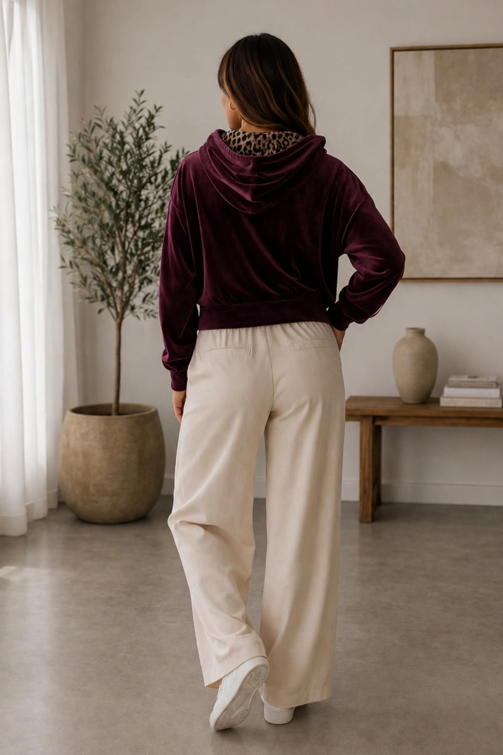 Śliwkowa bluza Arcinazzo welurowa rozsuwana z kapturem i kieszeniami fason casual