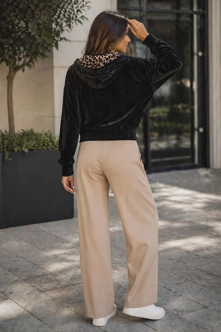 Bluza damska Arcinazzo czarna welurowa rozsuwana z kapturem i kieszeniami fason luźny