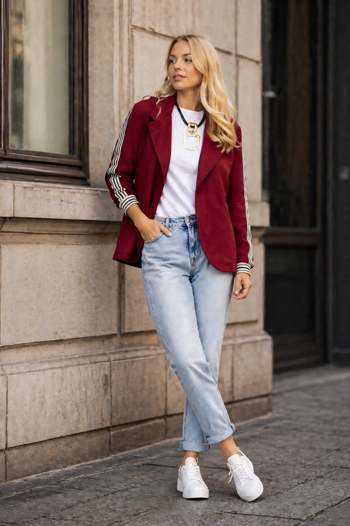 Bordowy żakiet sportowy Prenestina z kapturem zapinany na guzik z lampasami na rękawach