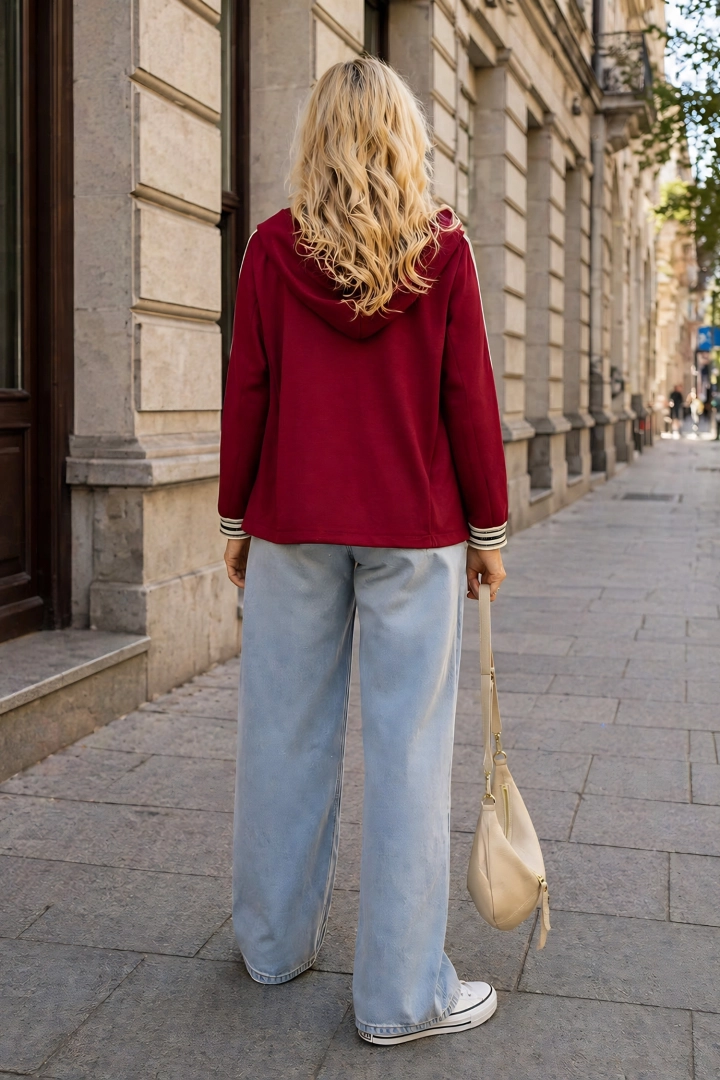 Sportowy żakiet damski Prenestina bordowy z kapturem i lampasami na rękawach zapinany na guzik