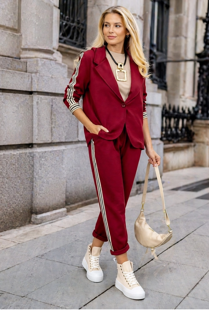 Bordowy żakiet Prenestina sportowy z kapturem zapinany na guzik z lampasami na rękawach