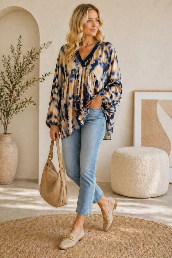 Tunika Civenna beżowo granatowa mega oversize z szerokim rękawem kimono i marszczeniem przy nadgarstkach to funkcjonalny fason do codziennego noszenia