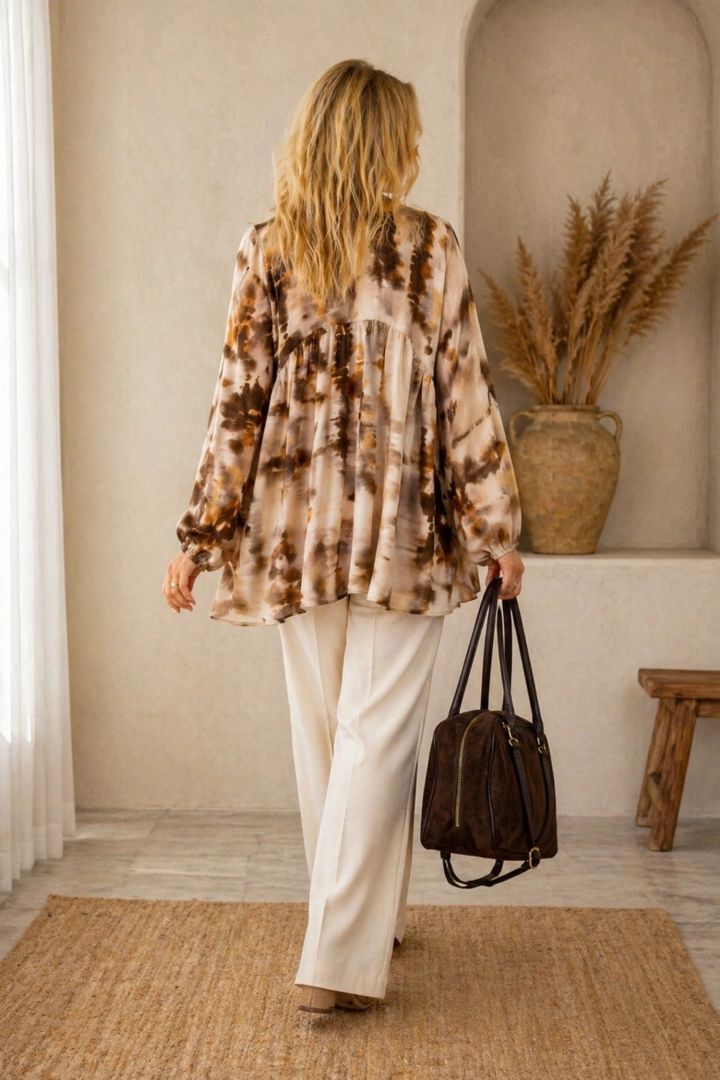 Tunika Civenna beżowo brązowa mega oversize z szerokim rękawem kimono i marszczeniem przy nadgarstkach to funkcjonalny fason do codziennego noszenia