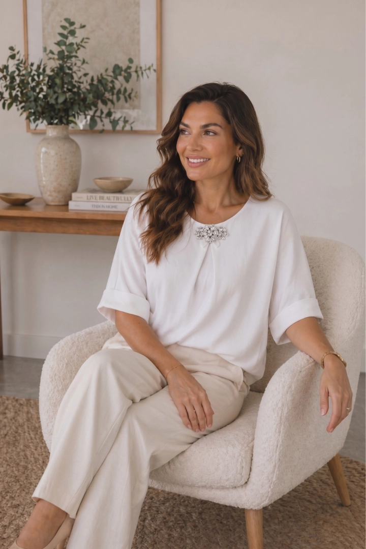 Bluzka biała krótki rękaw okrągły dekolt ozdobna aplikacja Silvi