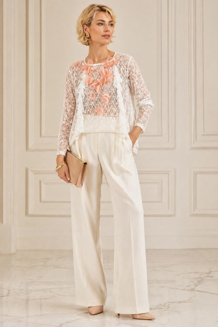 Bluzka biała z koronki luźna z okrągłym dekoltem i falbanką Chambave