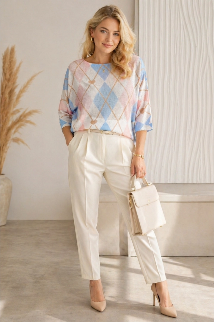 Bluzka damska ecru w niebieskie romby oversize z rękawem kimono podkreśla lekkość i wygodę stylizacji.