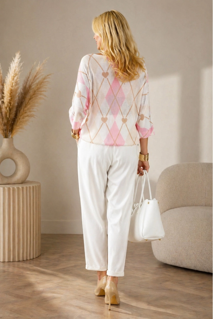 Bluzka damska luźna ecru różowa w romby z rękawem kimono zapewnia wygodę i estetyczny wygląd przez cały dzień.