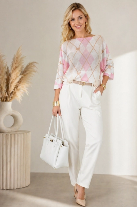 Bluzka damska ecru różowa w romby oversize z rękawem kimono podkreśla naturalną lekkość i wygodę stylizacji.