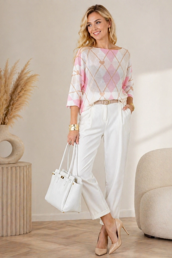 Bluzka damska oversize ecru z różowym wzorem w romby i krótkim rękawem kimono tworzy swobodny, codzienny look.