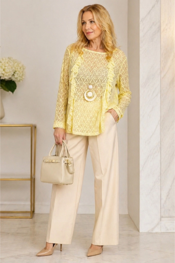 Bluzka damska pastelowo żółta koronkowa z długim rękawem i ozdobną falbanką Chambave