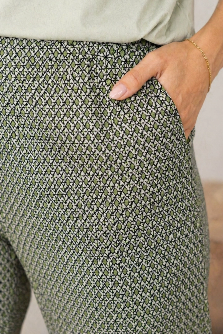 Spodnie damskie zielone cygaretki z gumką w pasie i prostą nogawką optycznie wydłużają nogi.