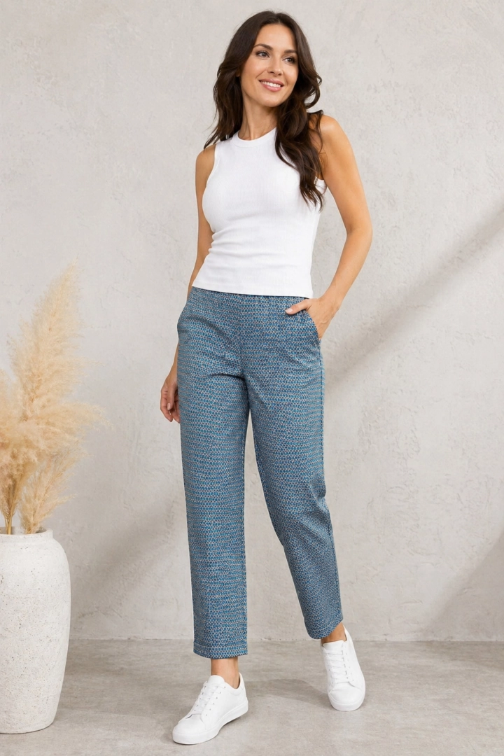 Spodnie damskie niebieskie cygaretki z gumką w pasie i kieszeniami w drobne romby Rovagnate