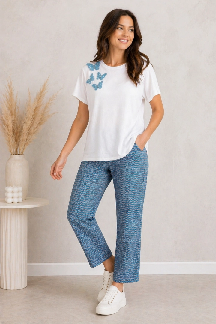 Spodnie damskie niebieskie cygaretki z gumką w pasie i prostą nogawką to praktyczny wybór na co dzień.