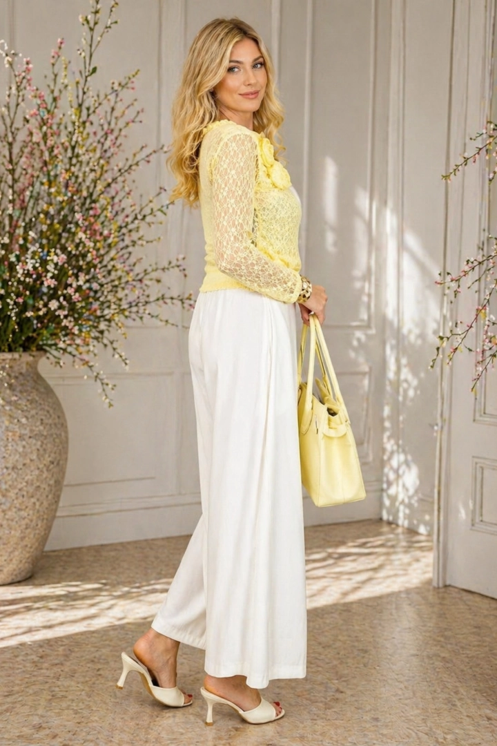 Bluzka damska pastelowo żółta z koronki dekolt łódka i kwiat 3D Champorcher