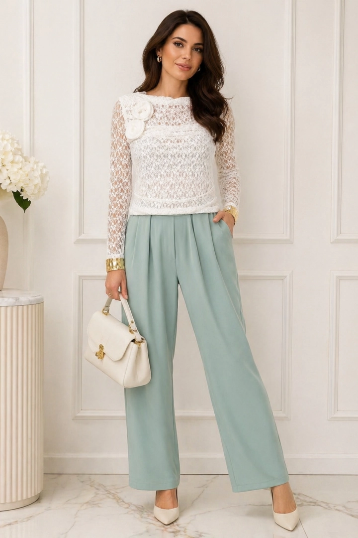 Bluzka damska koronkowa biała z kwiatem 3D i dekoltem łódka Champorcher