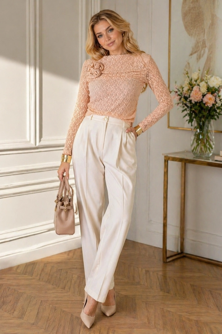 Bluzka damska pudrowo różowa z koronki dekolt łódka i kwiat 3D Champorcher