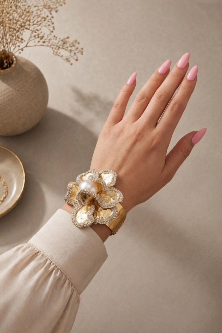 Bransoletka damska złota bangle kwiat z perłą i cyrkoniami Gazzivi