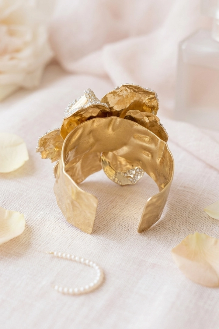 Bransoletka złota sztywna bangle z kwiatem i perłą elegancka Gazzivi