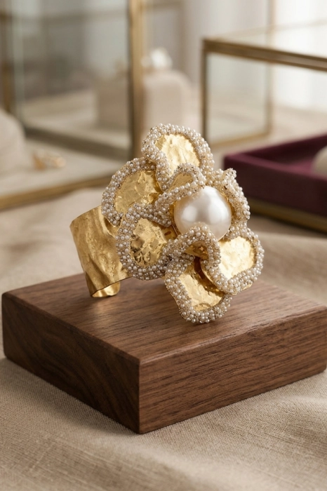 Bransoletka bangle złota z kwiatem i błyszczącymi zdobieniami Gazzivi