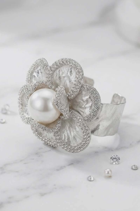 Bransoletka bangle srebrna z kwiatem i błyszczącymi zdobieniami Gazzivi