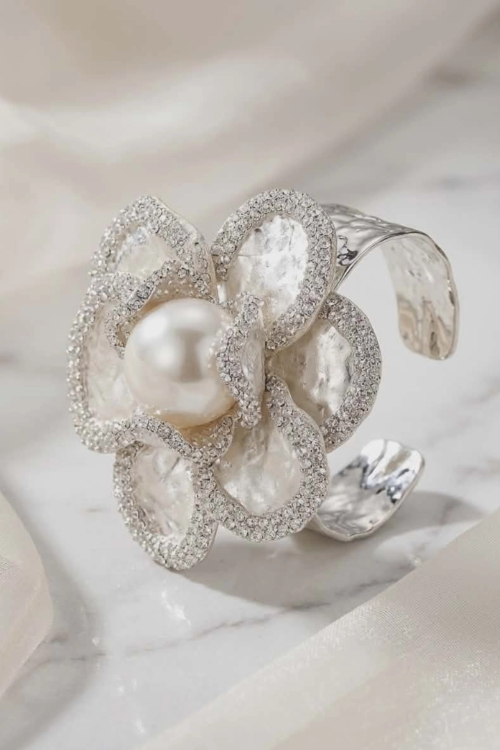 Bransoletka srebrna sztywna bangle z kwiatem i perłą elegancka Gazzivi