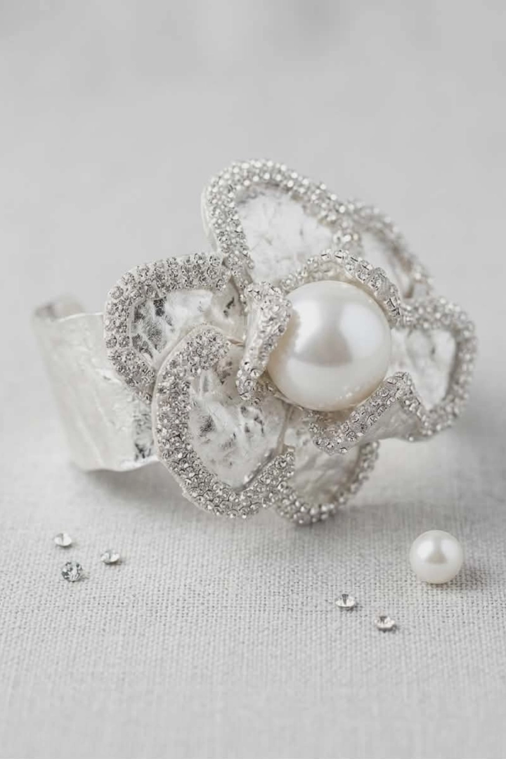 Bransoletka srebrna bangle kwiatowa z perłą efektowna biżuteria damska Gazzivi