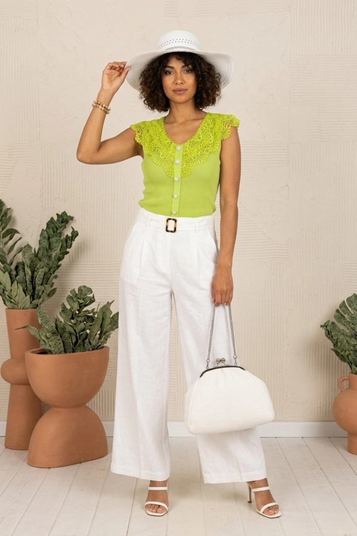 Bluzka damska Eupilio zielona na lato z szerokimi ramiączkami i koronką przy dekolcie to propozycja o kobiecym kroju.