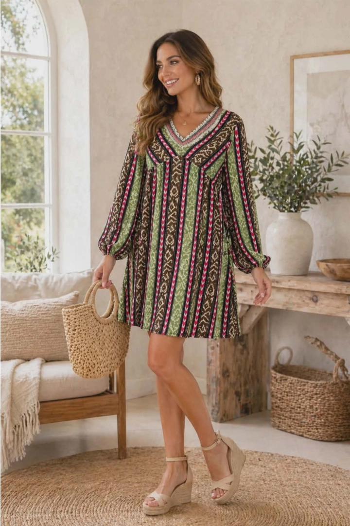 Sukienka Fenis pistacjowo różowa boho etniczne wzory z dekoltem V i długim rękawem gumka