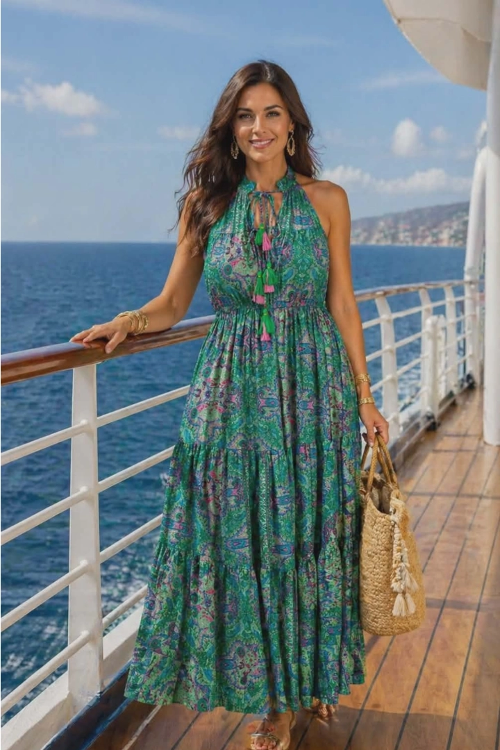 Sukienka maxi zielona wzór paisley halter wiązana na szyi rozkloszowana na lato Costeggiola