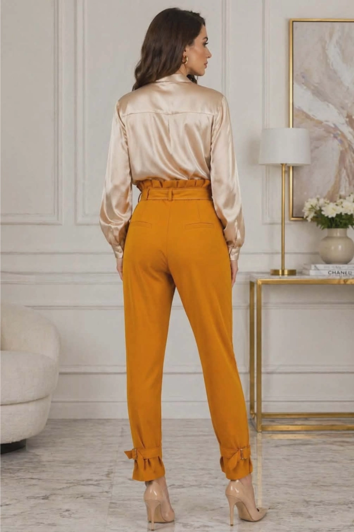 Spodnie damskie Mornasco musztardowe paperbag o eleganckim fasonie z wysokim stanem i kieszeniami bocznymi podkreślają talię i proporcje sylwetki